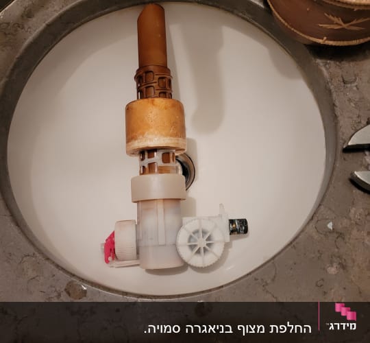 חלקי צנרת פלסטיק בכיור אמבטיה